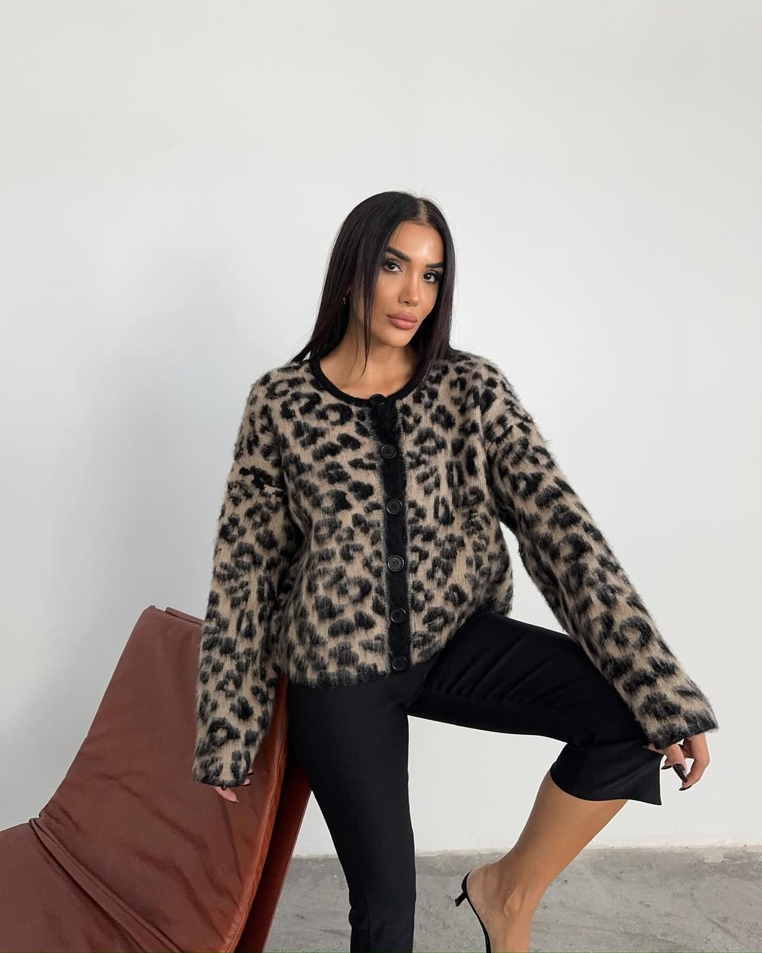Kadın Siyah Leopar Desenli Şardonlu Hırka TR241218